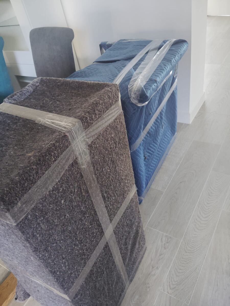 Muebles protegidos con mantas y film antes del traslado