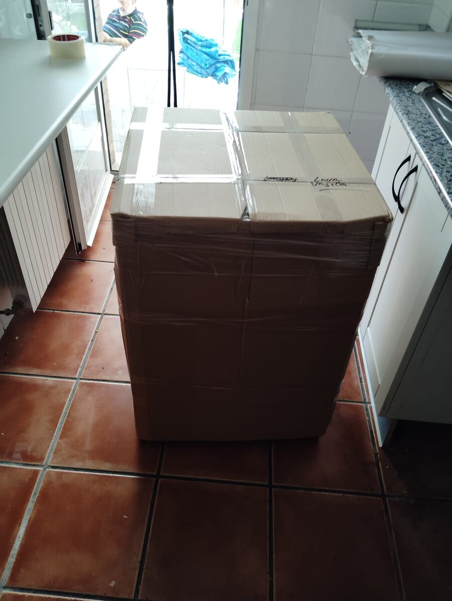 Caja de vajilla embalada lista para la carga