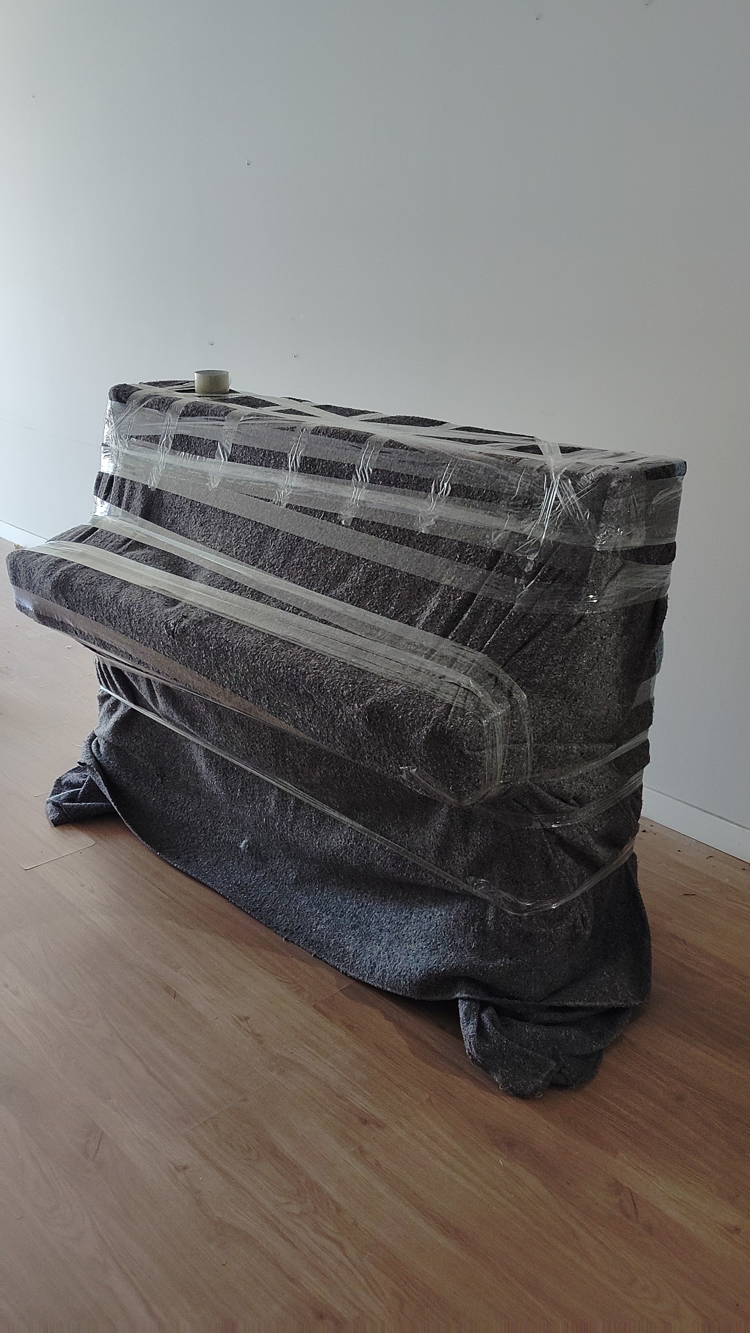 Piano de pared protegido con mantas y film