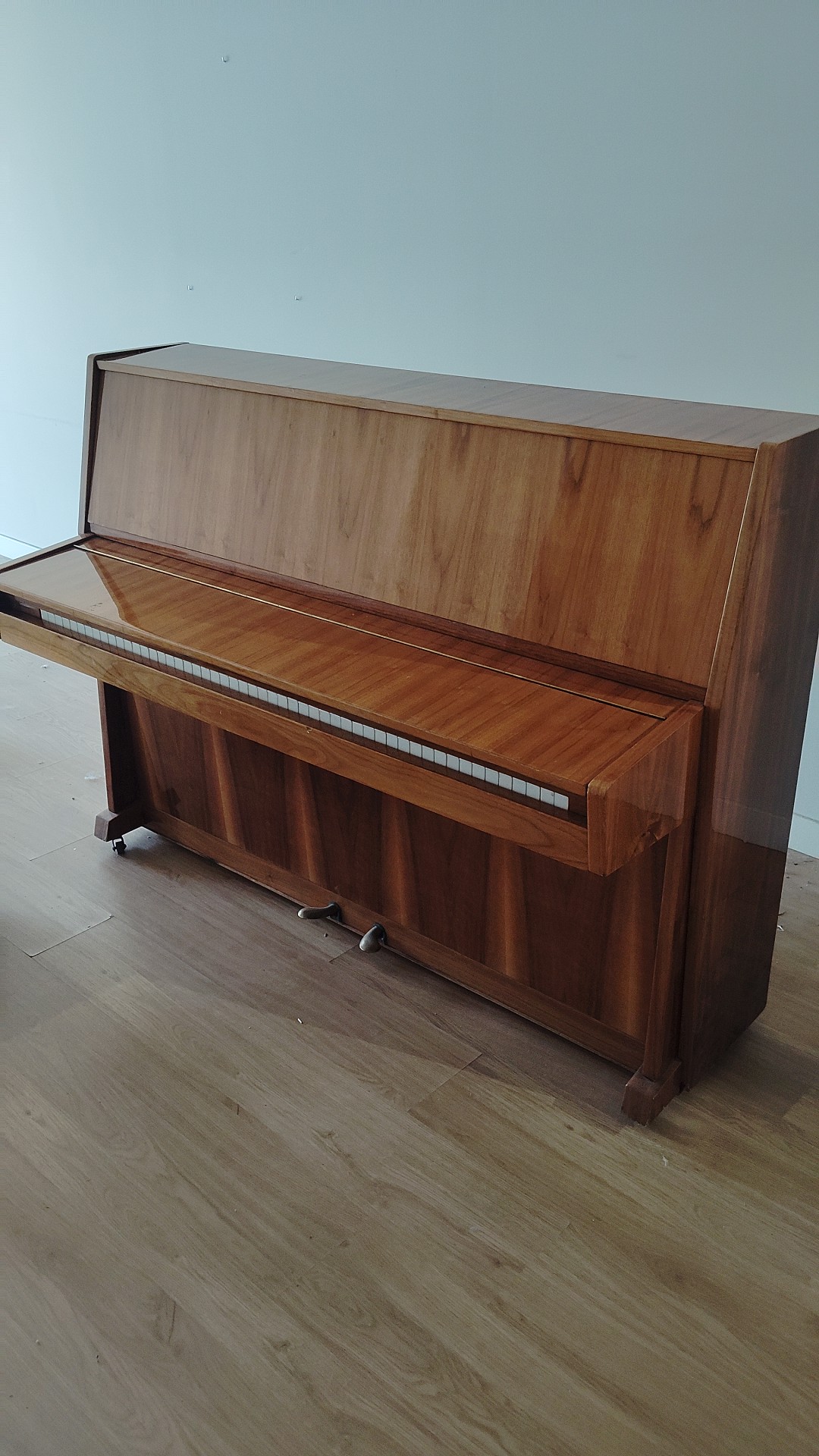 Piano de pared antes de ser embalado