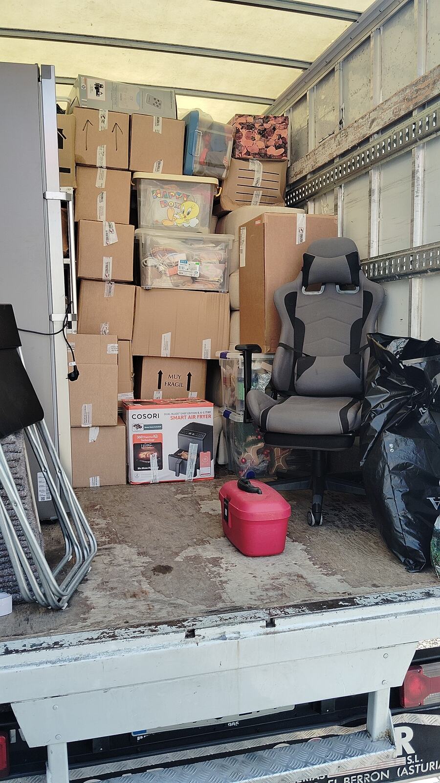 Camión de mudanzas cargado con cajas y mobiliario