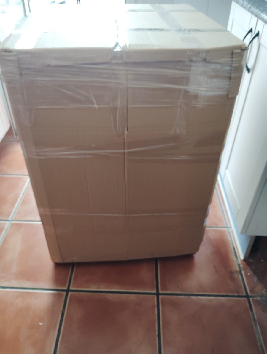 Caja grande embalada y precintada en la cocina